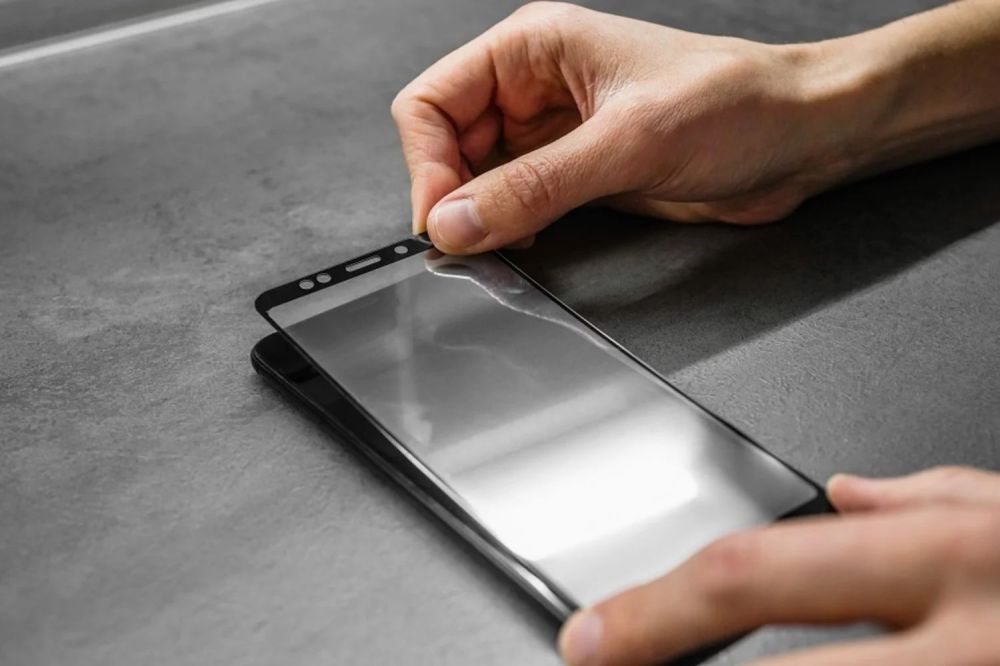 Чому відклеюється захисне скло та як цього уникнути?