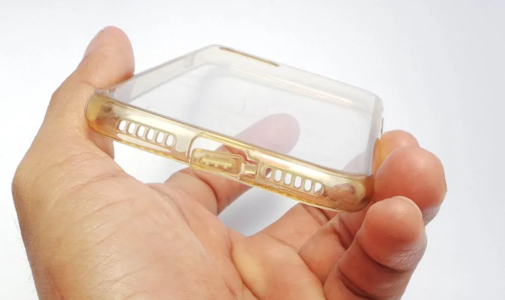 Почему желтеет прозрачный чехол и как этого избежать?